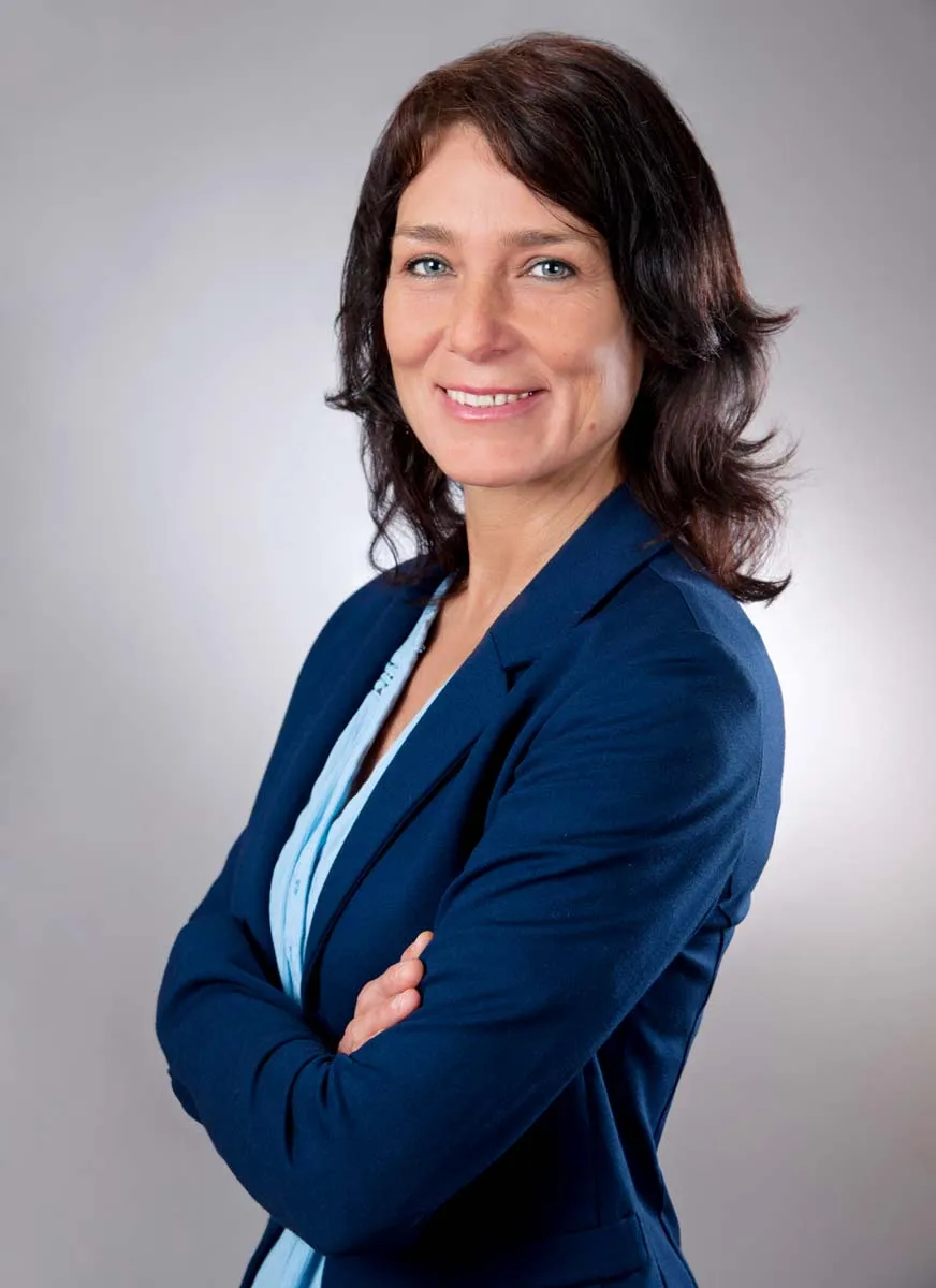 Leila Gengenbach, Heilpraktikerin in Heidelberg – freundlich lächelnd im dunkelblauen Blazer