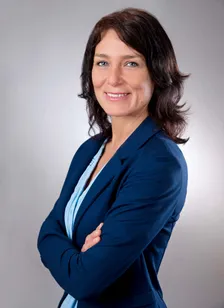 Leila Gengenbach, Heilpraktikerin in Heidelberg – freundlich lächelnd im dunkelblauen Blazer